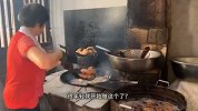 福建泉州炸猪皮，藏在百年老宅，70岁奶奶日炸200斤猪肉满满古早味
