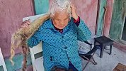 87岁奶奶60年不剪头长到3米！洗1次花费4小时