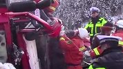 拖挂车冰雪路面侧翻致1死1伤 消防急救援：过弯过快