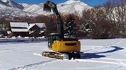 挖掘机惊现滑雪场 花式滑雪看着痛快吗
