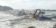 广东河源一艘渔船侧翻 3人落水2人被救 搜救仍在进行