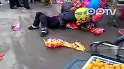 实拍三轮水果哥暴打气球老大妈