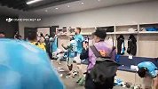 大连英博全队赛后更衣室疯狂庆祝