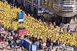黄色海洋！瑞典球迷排起长龙高歌 整条街道被占领