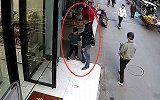 光天化日抢孩子被妈妈一把拉住 还有更奇怪的事