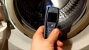 老外用洗衣机洗诺基亚手机，这回诺基亚淡定不了了！