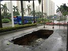 被“坑”了！深圳一路面塌陷现约5米深大坑 导致一公交车被困