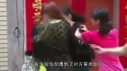 妻子和“新欢”对峙，周围人不敢劝架，新欢躲在墙角不敢还手