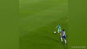 永不言弃！巴萨女足姑娘1V5 被放倒后起身再射