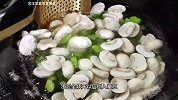 春天的蚕豆最鲜美，大厨教你这样的搭配，翠绿不变色好吃不油腻