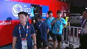 越南全队抵达球场神情轻松 主帅表示望球队全力赢下本场比赛