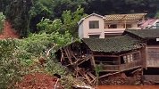 湖南凤凰暴雨引发泥石流房屋被埋2人失联 救援人员徒步翻山救援