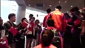 中国乒乓球队日本大受欢迎：女粉丝鞠躬迎接 笑容满面说中文相迎