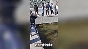男子在寺庙门口用弹弓锚鱼，连续射中两条，目击者：不少人劝他赶紧放生