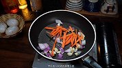 什么家常菜好吃，简单又好吃的豆腐泡炒胡萝卜丝，超级开胃