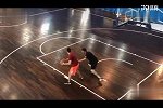 宝刀不老！杜锋训练亲上阵 背打杜润旺仅2招就碾压