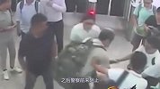 嚣张男子和民警过招，突然一拳打向民警，看到结局放心了