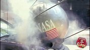 突然坠毁的“卫星”砸烂引擎盖，路人被要求保密