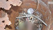 男子无意撞倒臭水沟旁铁桶，助力警方破获16年前弃尸凶案