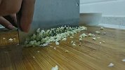 芹菜叶不要扔，抓一把面粉一拌，上锅简单一蒸，出锅都抢着吃