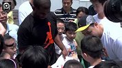 篮球-14年-2014巨星中国行：AJ“敞开校门”保罗化身孩子王 希望孩子多参与室外活动-专题