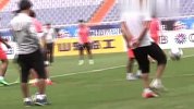 亚冠-14赛季-小组赛-第6轮-鲁能赛前训练库卡大秀颠球绝技 背后偷袭球员很顽皮-花絮