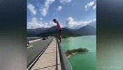 外国人少系列！高架桥跳湖你敢信？