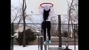 雪地也阻挡不了我 性感美女秀高超球技