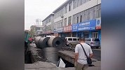 【山东】济南一大货车压塌辅道小桥 地面开裂整车卷板入沟