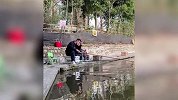 儿子用树枝钓上鱼直喊“爸爸”，爸爸一味摸头不说话，网友秒懂：孩子，别喊了