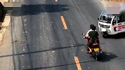 湖北摩托车路口被三轮撞倒 后座大妈劈叉落地被送医