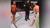 猛男硬核对视！UFC两将鼻血狂流气势互不相让
