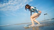 小清新美女夏日海边练滑板冲浪 可爱炫技秀白肤长腿完美身材