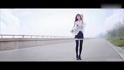 长腿美女公路上热舞走秀，小姐姐太会撩了，简直被迷得神魂颠倒
