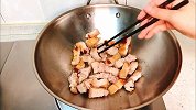 红烧肉选五花肉做，肥瘦相间，香甜松软，入口即化