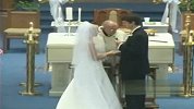 悲催！婚礼宣誓仪式上没hold住的伴娘