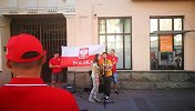 PP体育前方直击：波兰球迷街头二重唱 歌声优美球迷纷纷驻足
