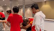 中国女足上午酒店热身备战生死战 贾秀全轻拍王霜后背给予鼓励