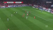 上半场补时第1分钟法兰克福球员科斯蒂奇射门 - 打偏