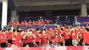 亚冠-17赛季-上港总经理随国扬身穿球迷服装现身看台 与球迷一同给球队加油打气-新闻