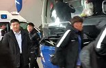 申花大巴抵达球场球员表情轻松 吴晓晖周军随大巴前往