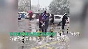 雪中暖情！锡林浩特下半年初雪提前登场，特警为老奶奶撑伞挡雪