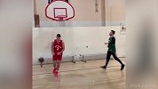 白人模仿帝恶搞莱昂纳德 面瘫的样子实在是太像了