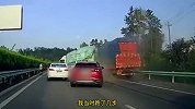 高速堵车女子下车查看，大货车径直冲来追尾14辆车
