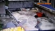柳州13岁少年屋顶纵火，汽油倒地上瞬间被点燃 险些酿成大祸！