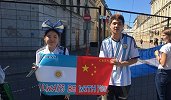 中国女球迷千里追随阿根廷只为等梅西 特制两国国旗期待奇迹上演