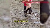 女子参加抓猪大赛，今年共抓了22头，网友：抓出了一个养猪场