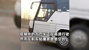 大巴车前轱辘不着地高速上狂奔，司机浑然不知，吓坏邻车司机