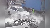女子过马路被货车撞倒卷入车底，又被后方小车碾压，监拍惊险一幕