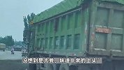 宝马车在路上急刹，被后方载大粪的货车“喷”了满车：味道很上头